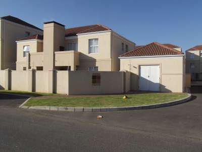 Apartment / Flat For Sale in Uitzicht, Durbanville
